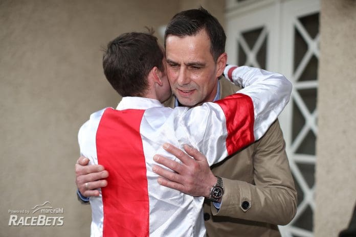 Sean Byrne zusammen mit Marcel Weiß nach dem Sieg von Lilybet am 28.04.2024 Renntag in Krefeld.