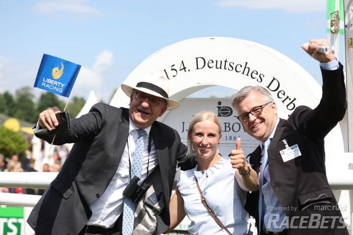 Christian Sundermann und Sascha Multerer freuen sich mit Sarah Steinberg über ihren Sieg.