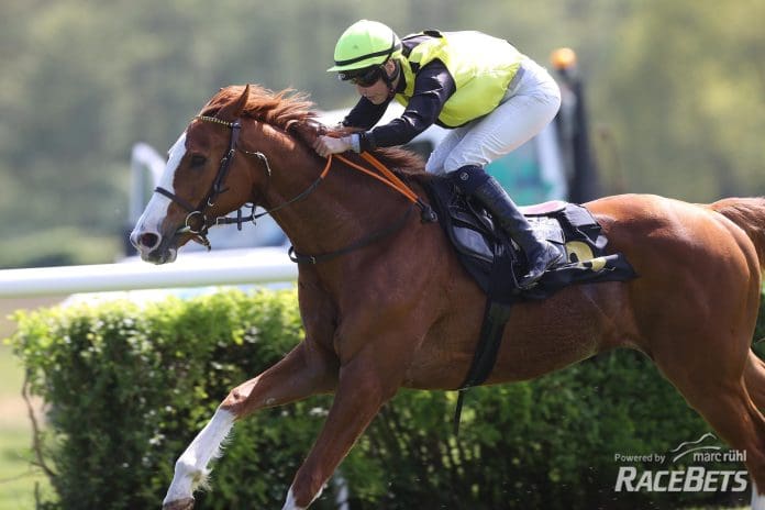 Waldadler siegt unter Sibylle Vogt im Altano-Rennen, L. am 28.04.2024 Renntag in Berlin-Hoppegarten.