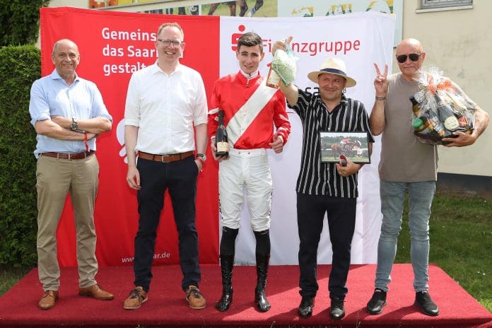 Sirbowtieman siegt unter David Liska am 29.06.2024 Renntag in Saarbrücken. 