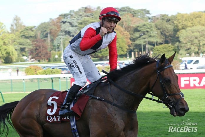 Poker Face siegt unter Maxime Guyon im Qatar Prix Daniel Wildenstein, Gr.2 am 30.09.2023 beim Renntag in Longchamp.