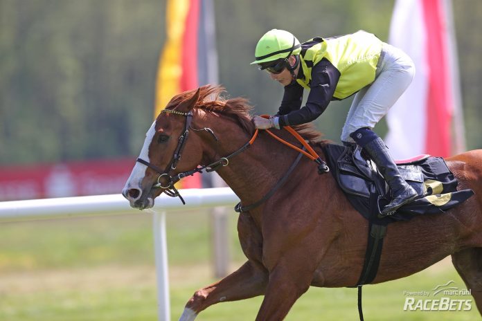 Waldadler siegt unter Sibylle Vogt im Altano-Rennen, L. am 28.04.2024 Renntag in Berlin-Hoppegarten.